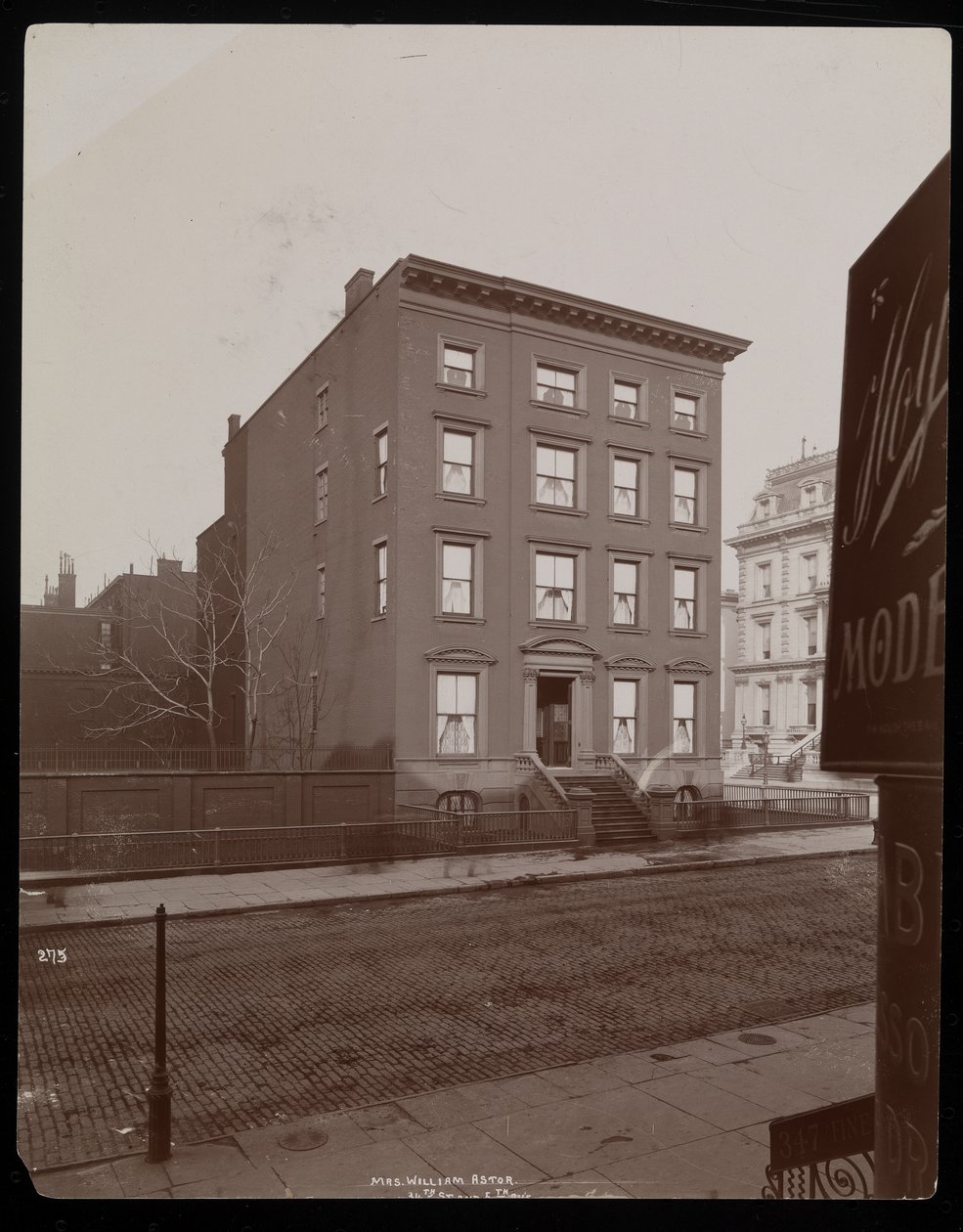 Rezidence paní William Astor, 5th Avenue und 34th Street, New York, 1894 (stříbrný želatinový tisk) od Byron Company