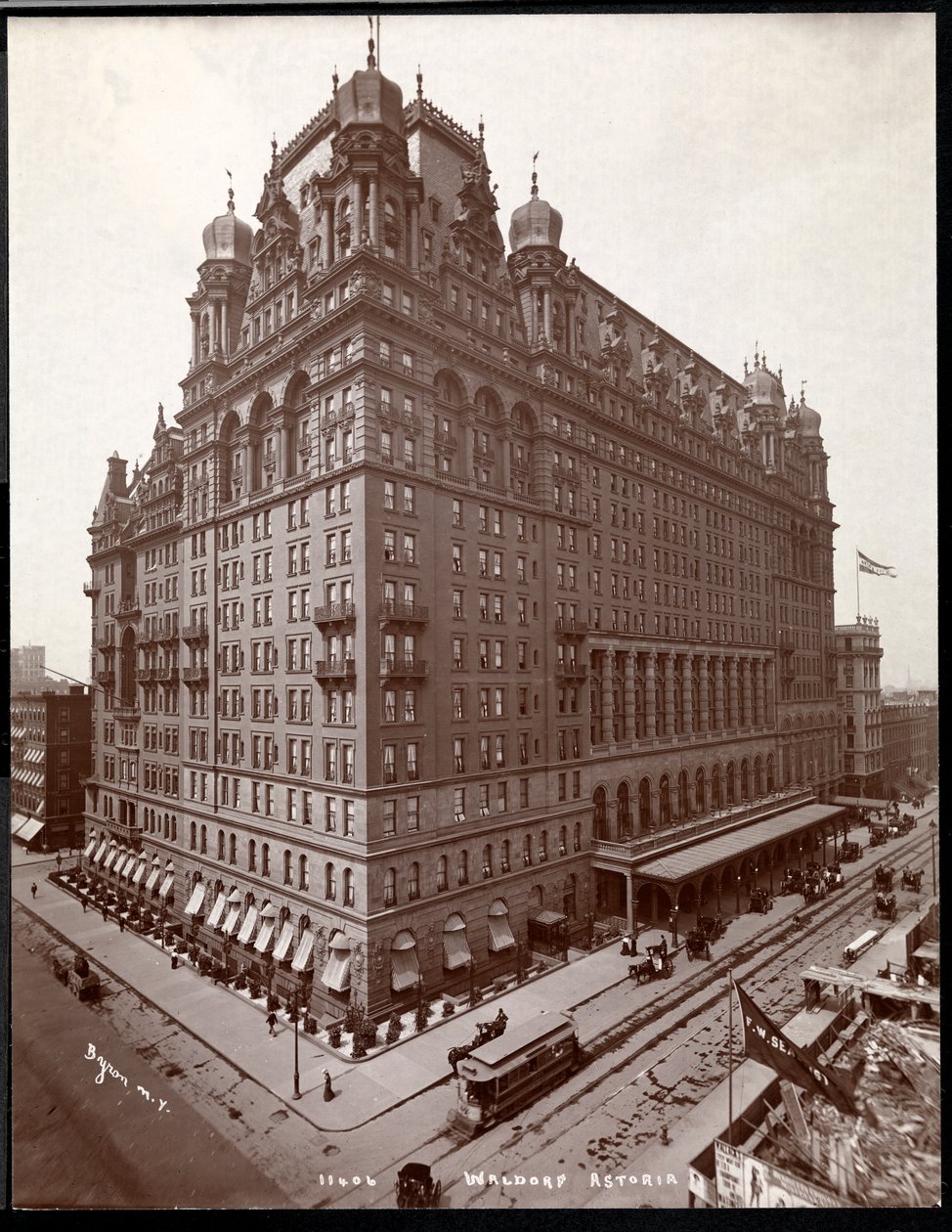 Waldorf Astoria na 34. ulici a 5. Avenue, New York, 1901 nebo 1902 (stříbrný želatinový tisk) od Byron Company