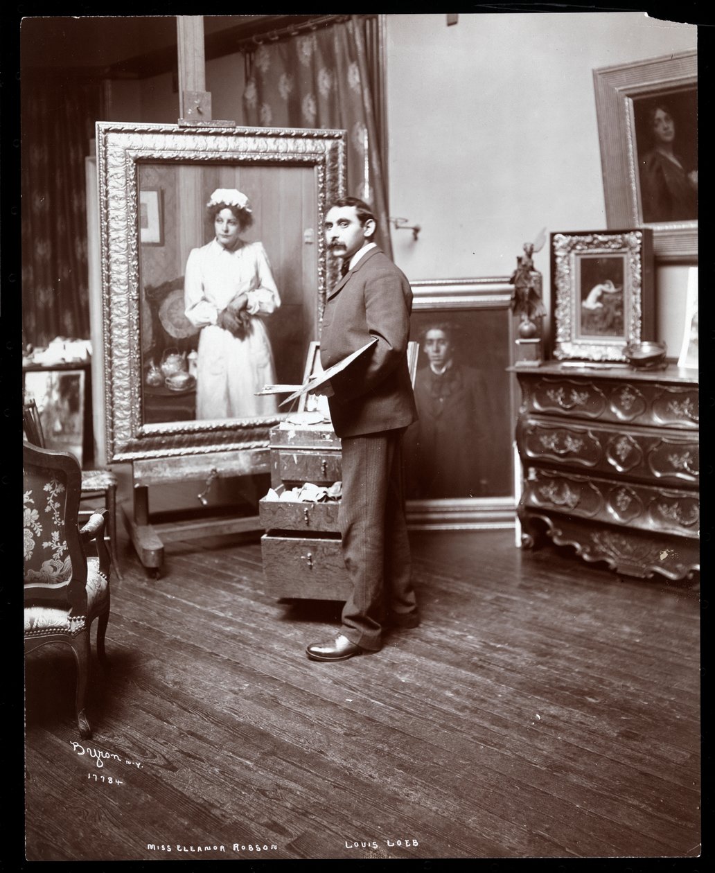 Umělec Louis Loeb maluje portrét Eleanor Robson (stříbrný želatinový tisk) od Byron Company