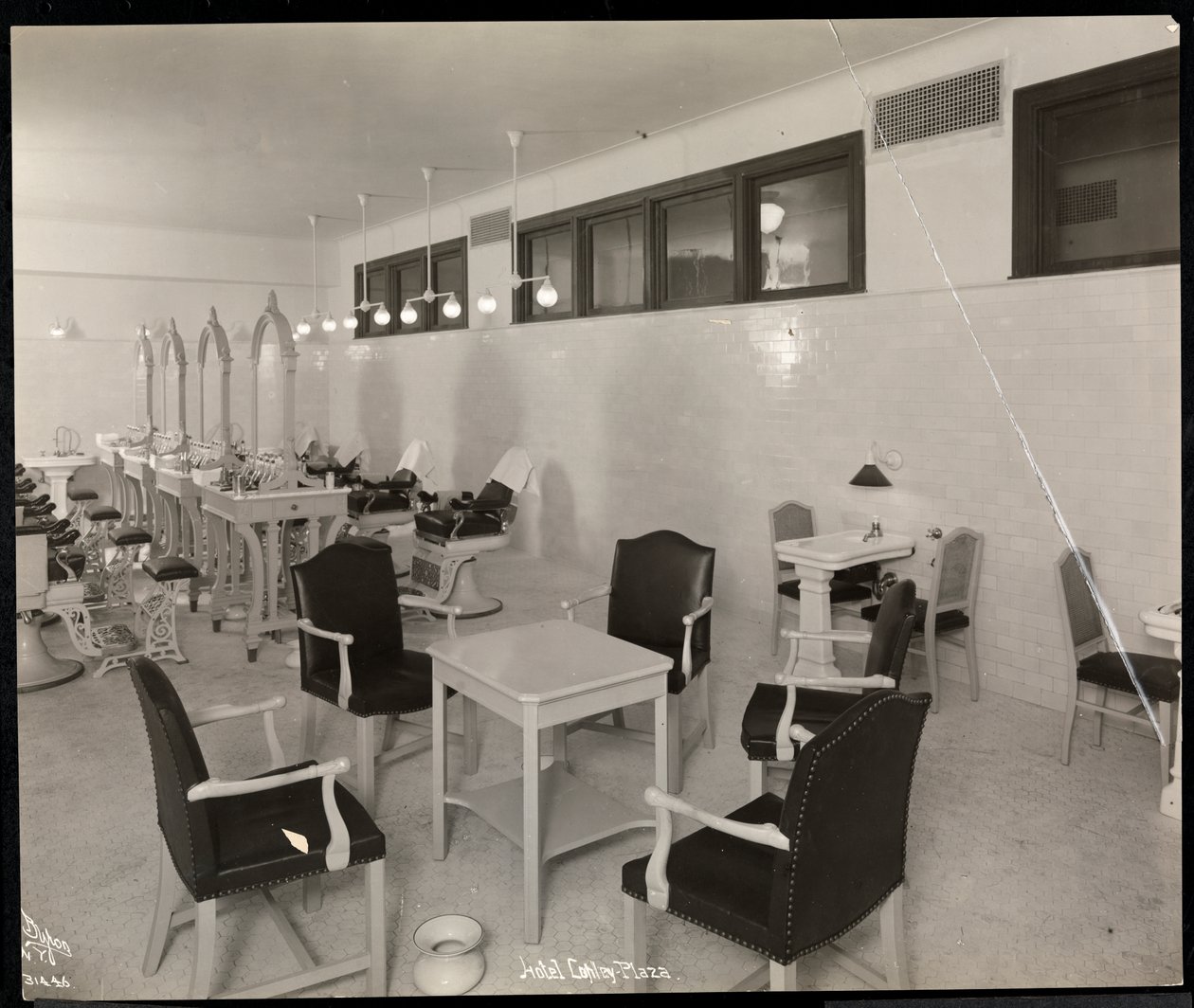 Holičství v hotelu Copley Plaza, Boston, 1912 nebo 1913 (stříbrný želatinový tisk) od Byron Company