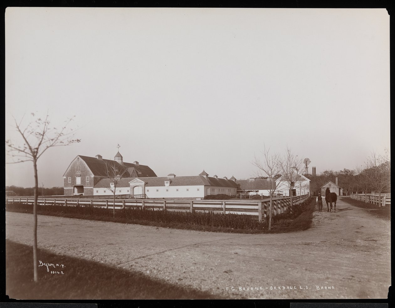 Stodoly u F.G. Bourneovo panství v Oakdale, Long Island, New York, 1900 (stříbrný želatinový tisk) od Byron Company