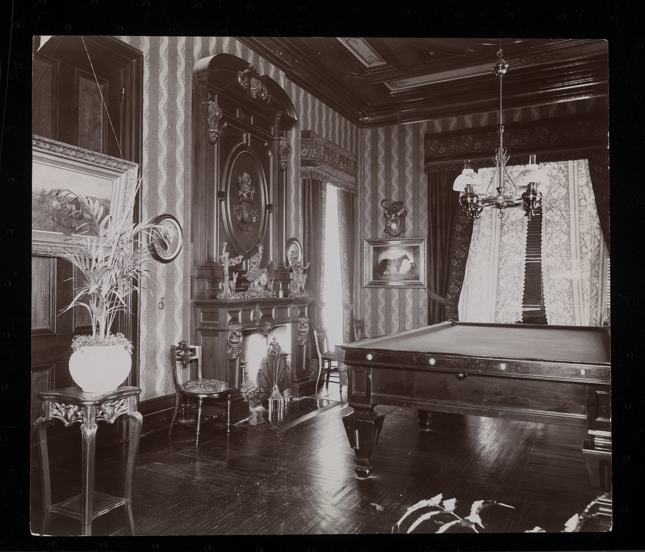 Kulečníková místnost v rezidenci John Jacob Astor v Rhinecliff, NY, 1893-94 (stříbrný želatinový tisk) od Byron Company