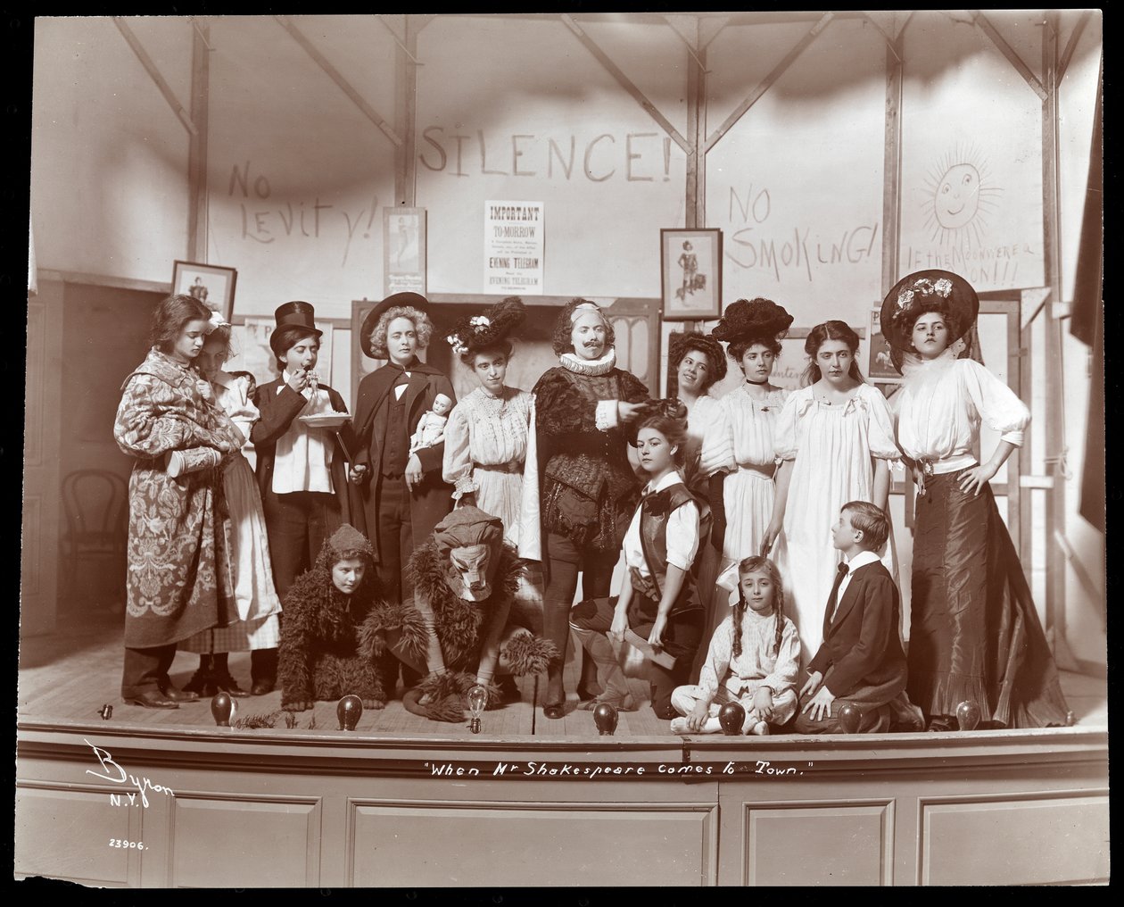 Obsazení z amatérské inscenace hry s názvem When Mr. Shakespeare Comes to Town uvedené na Barnard College v New Yorku (stříbrný želatinový tisk) od Byron Company