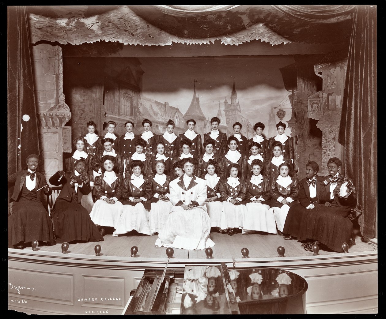 Obsazení The Junior Show, amatérské produkce prezentované podtřídami na Barnard College, New York (stříbrný želatinový tisk) od Byron Company
