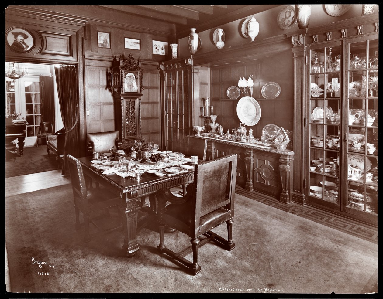 Jídelna v rezidenci Lillian Russellové, New York, 1904 (stříbrný želatinový tisk) od Byron Company
