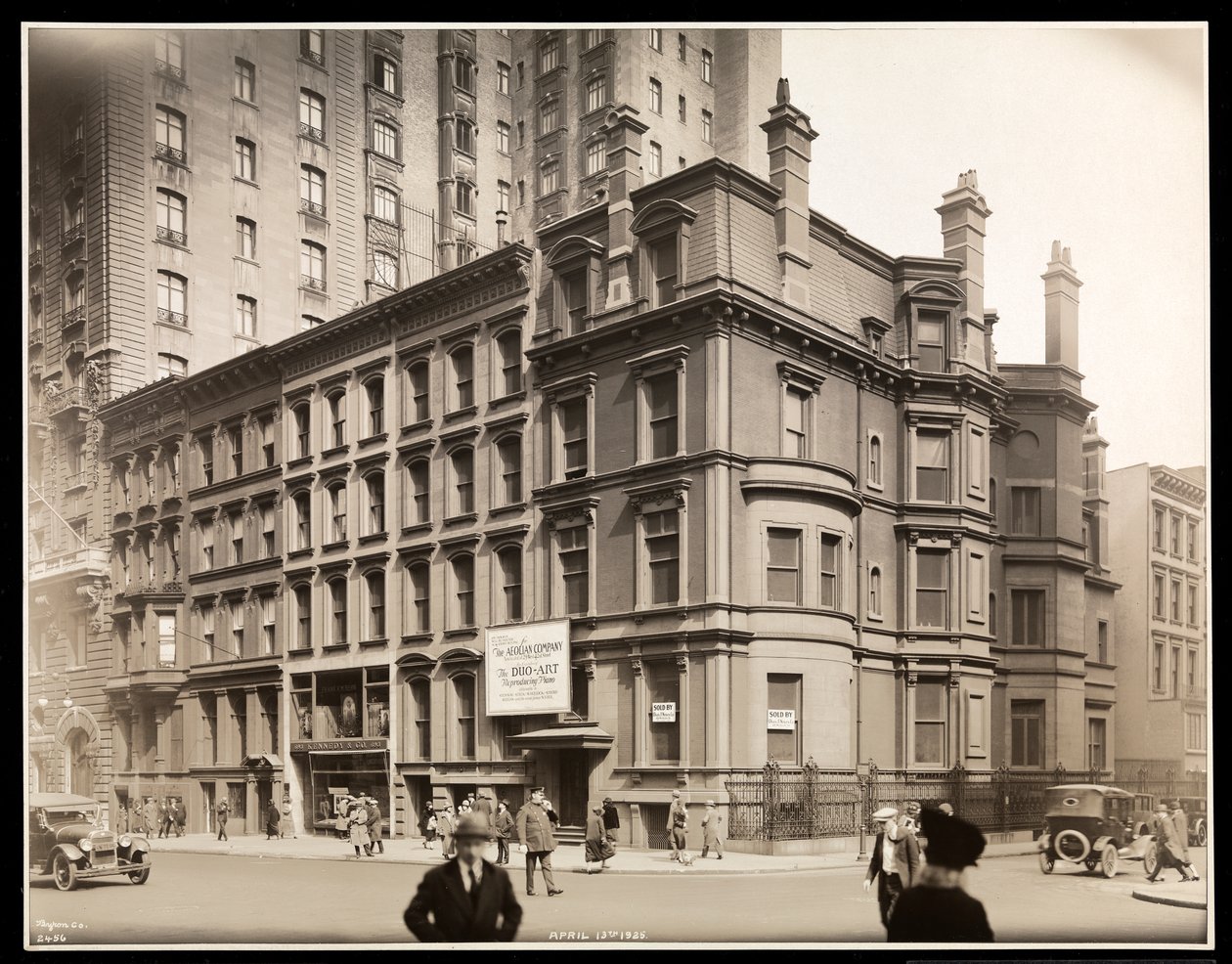 Exteriér budovy Aeolian Company Building, severovýchodní roh 54th Street a Fifth Avenue, New York, 1925 (stříbrný želatinový tisk) od Byron Company