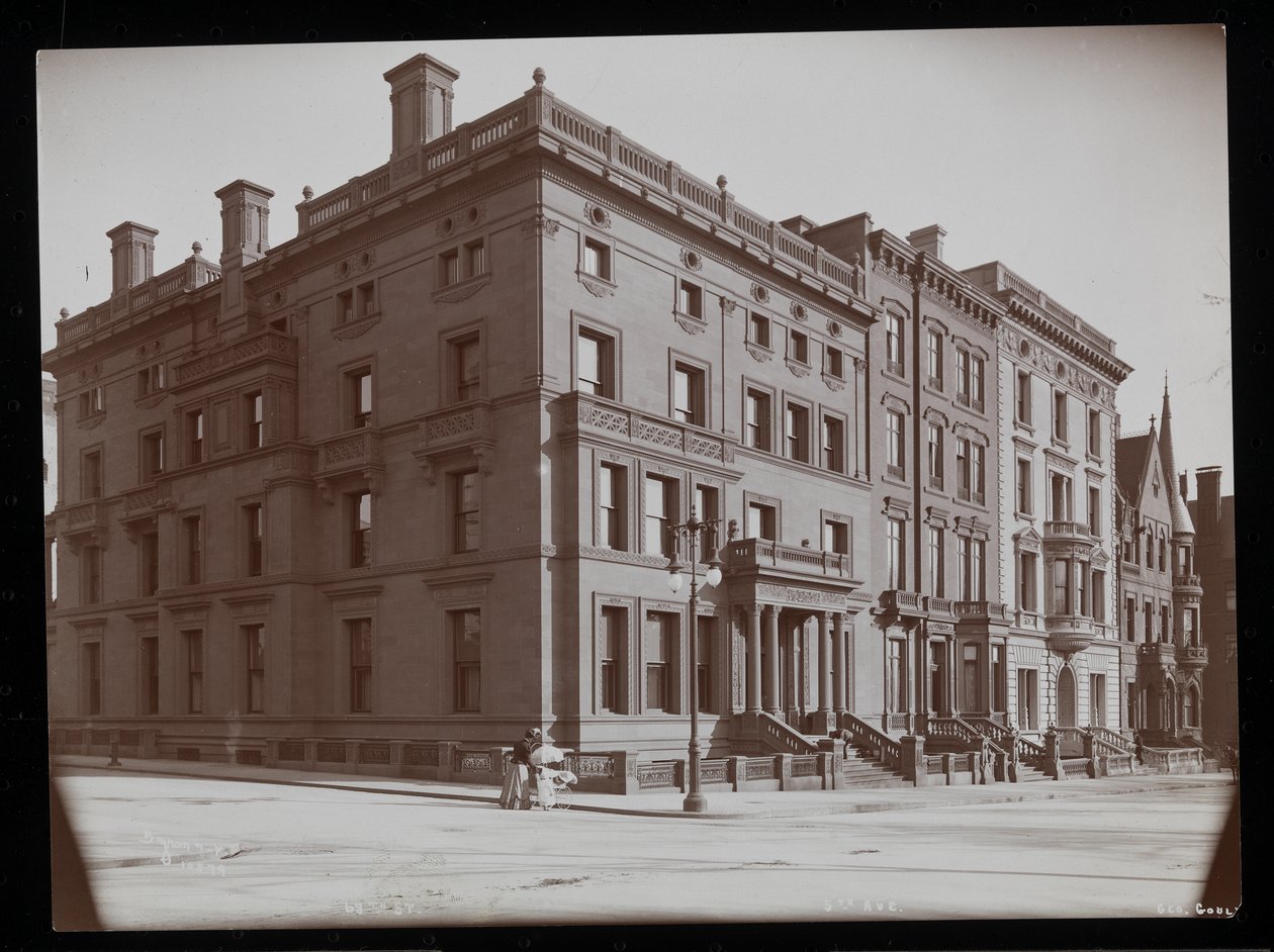 Domy mezi 67. a 68. ulicí, včetně rezidence George Goulda, New York, 1900-01 (stříbrný želatinový tisk) od Byron Company