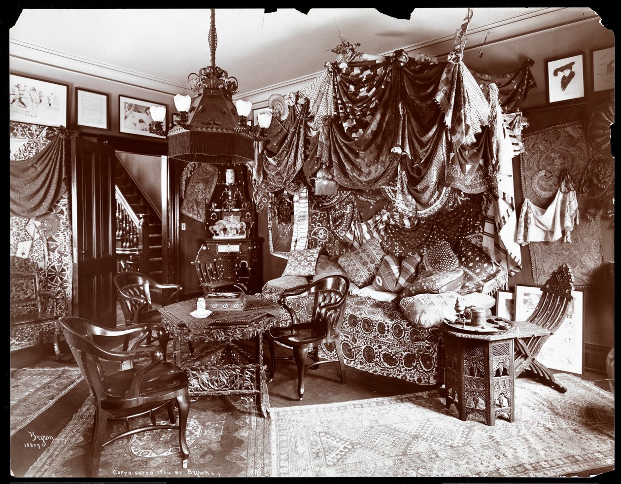 Interiér rezidence Lillian Russell, New York, 1904 (stříbrný želatinový tisk) od Byron Company