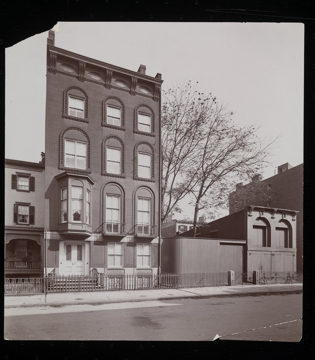 Rezidence slečny Doddové, New York, 1898 (stříbrný želatinový tisk) od Byron Company