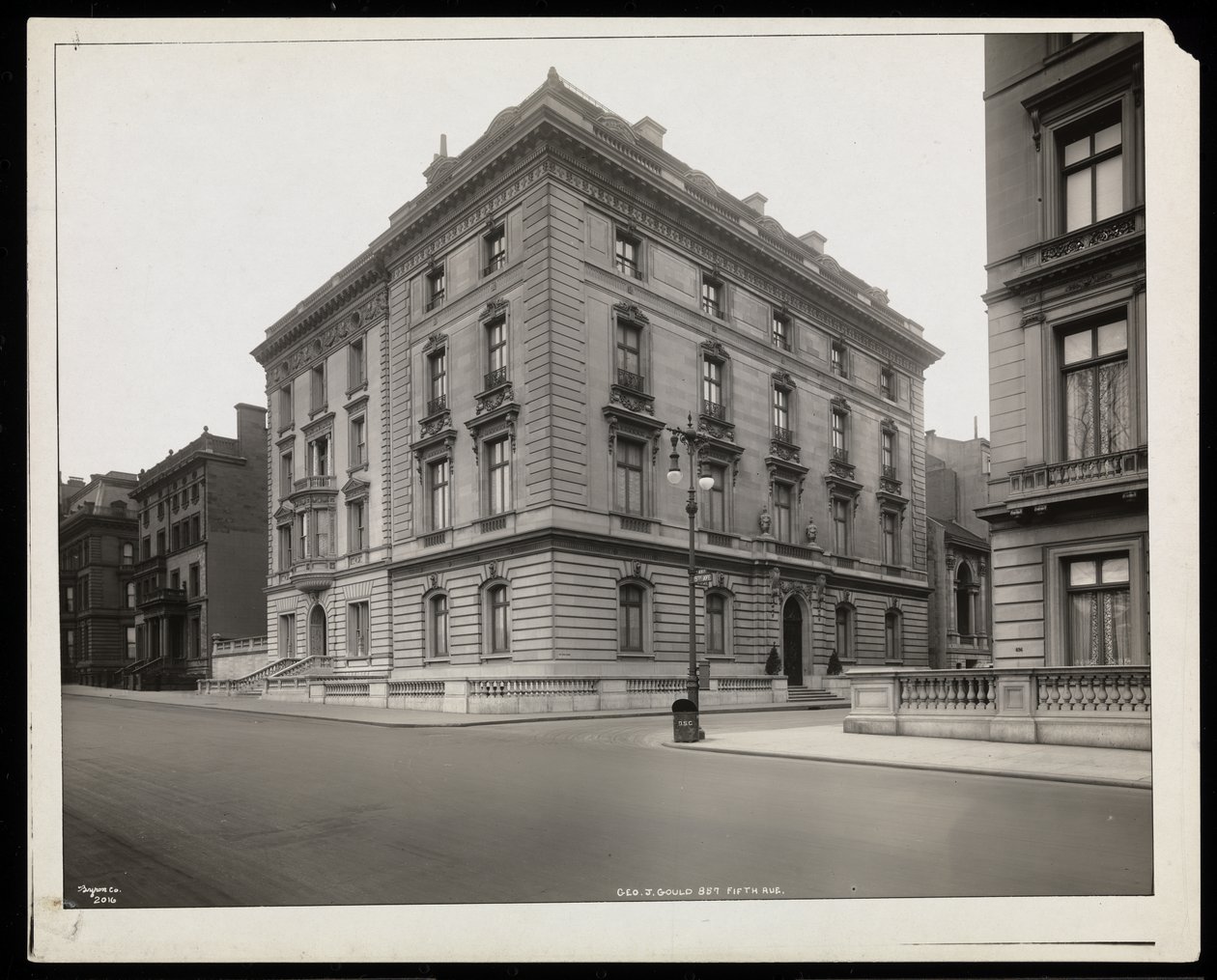 Druhá rezidence George J. Goulda na tomto místě na 67th Street, New York, 1921 (stříbrný želatinový tisk) od Byron Company