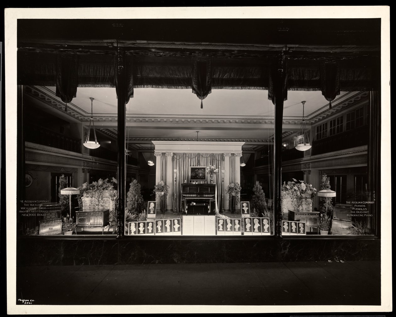 Výloha společnosti Aeolian Company na 29 West 42nd Street nebo 689 Fifth Avenue, New York, 1923 (stříbrný želatinový tisk) od Byron Company