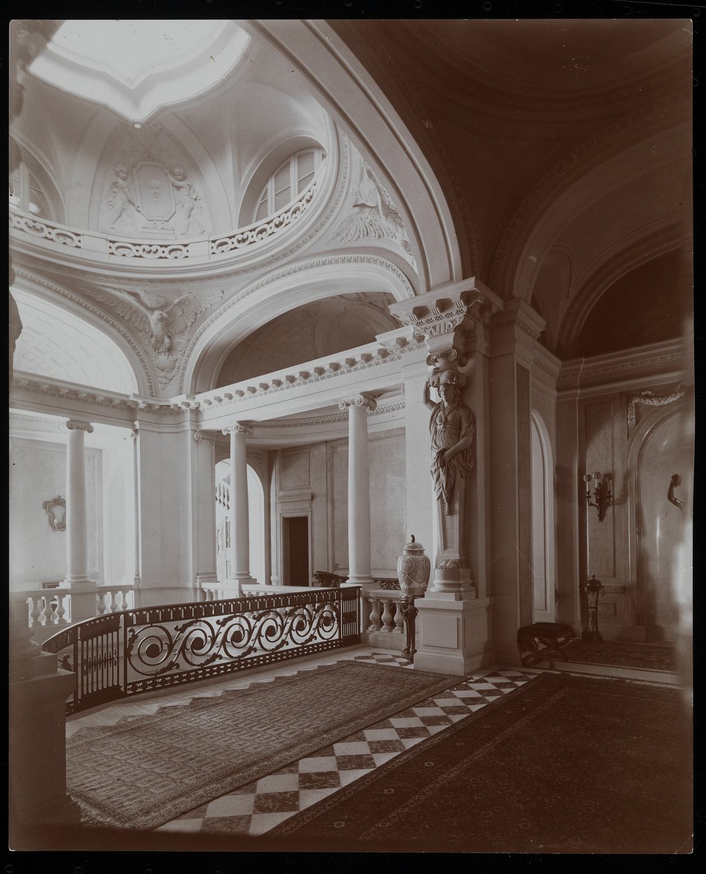 Horní schodiště v rezidenci hraběnky De Ganay, Paříž, kolem roku 1900 (stříbrný želatinový tisk) od Byron Company