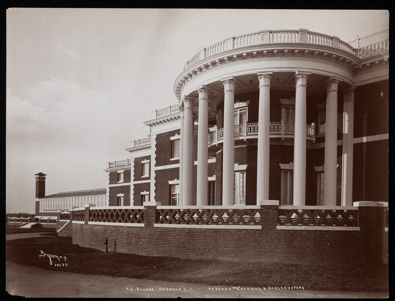 Veranda a zimní zahrada hlavního domu na ulici F.G. Bourneovo panství v Oakdale, Long Island, New York, 1900 (stříbrný želatinový tisk) od Byron Company