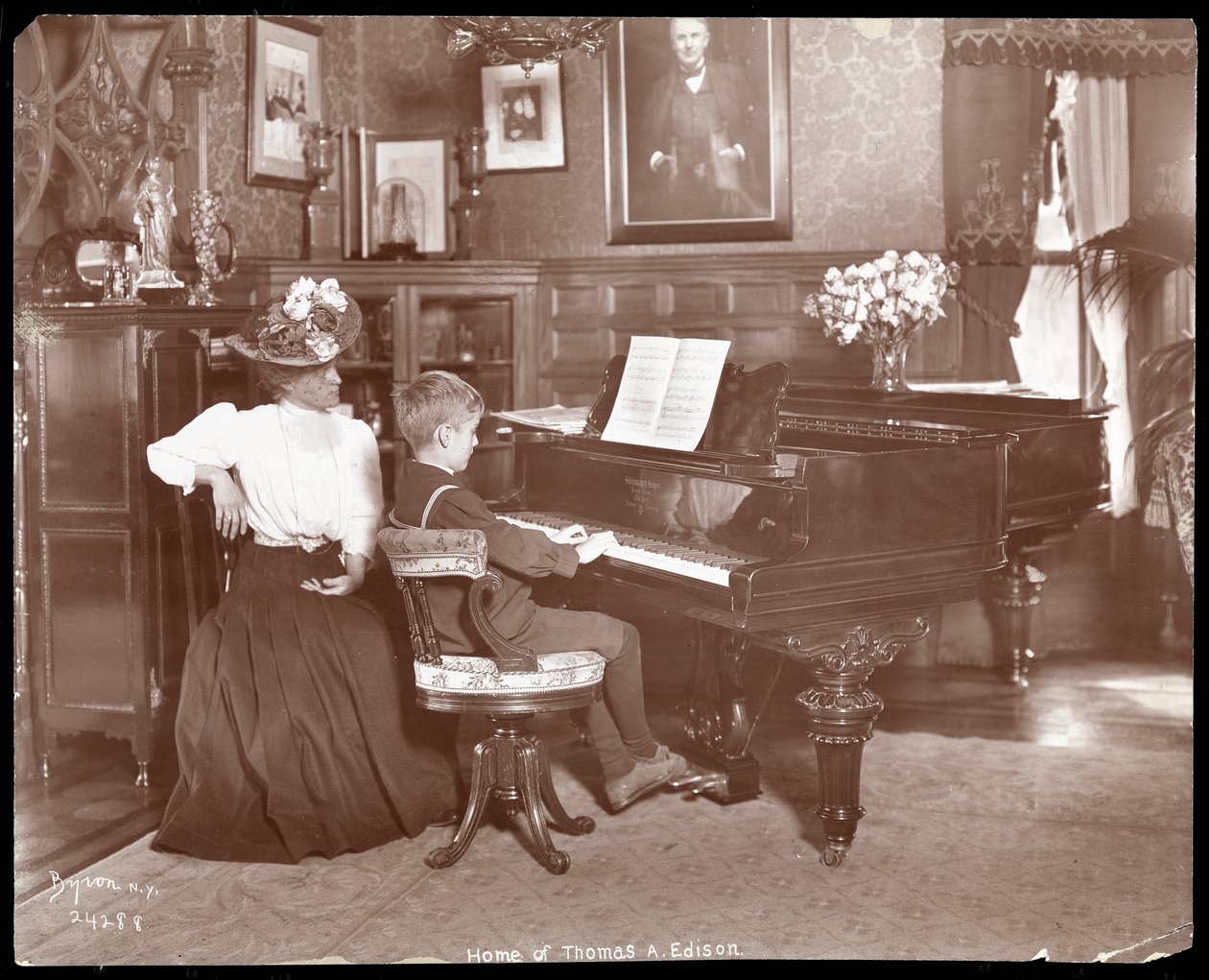 Theodore Edison a jeho učitel hudby u klavíru, 1907 (stříbrný želatinový tisk) od Byron Company