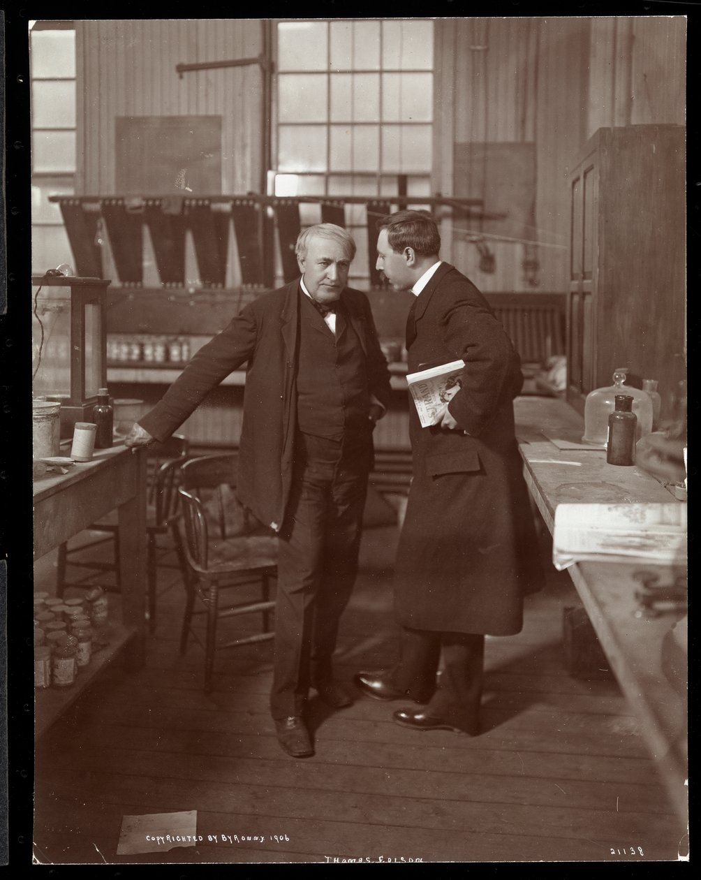Thomas Edison a tazatel v jeho laboratoři, 1906 (stříbrný želatinový tisk) od Byron Company