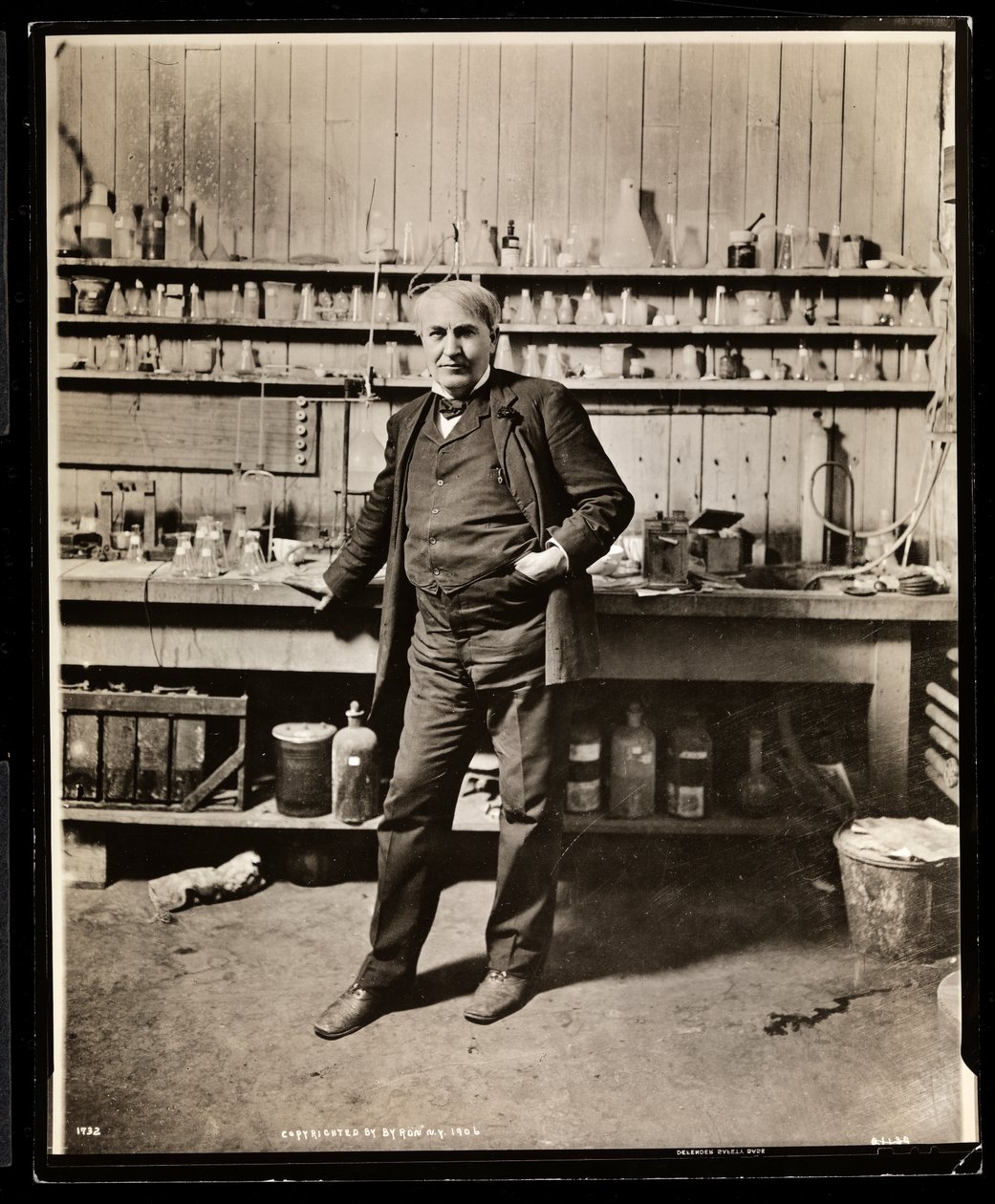 Thomas Edison ve své laboratoři, 1906 (stříbrný želatinový tisk) od Byron Company