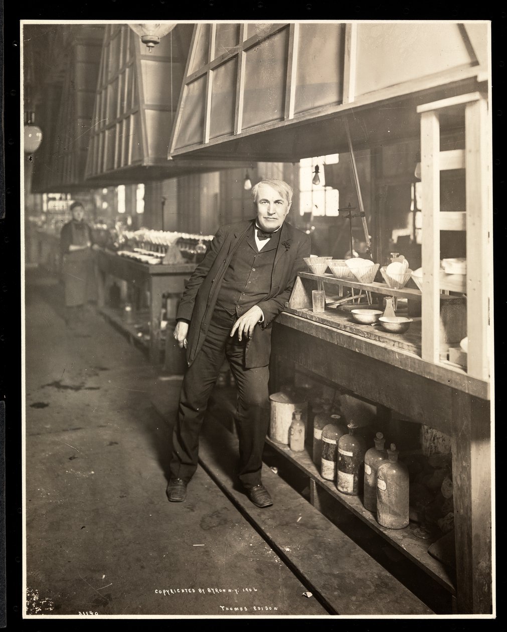 Thomas Edison ve své laboratoři, 1906 (stříbrný želatinový tisk) od Byron Company