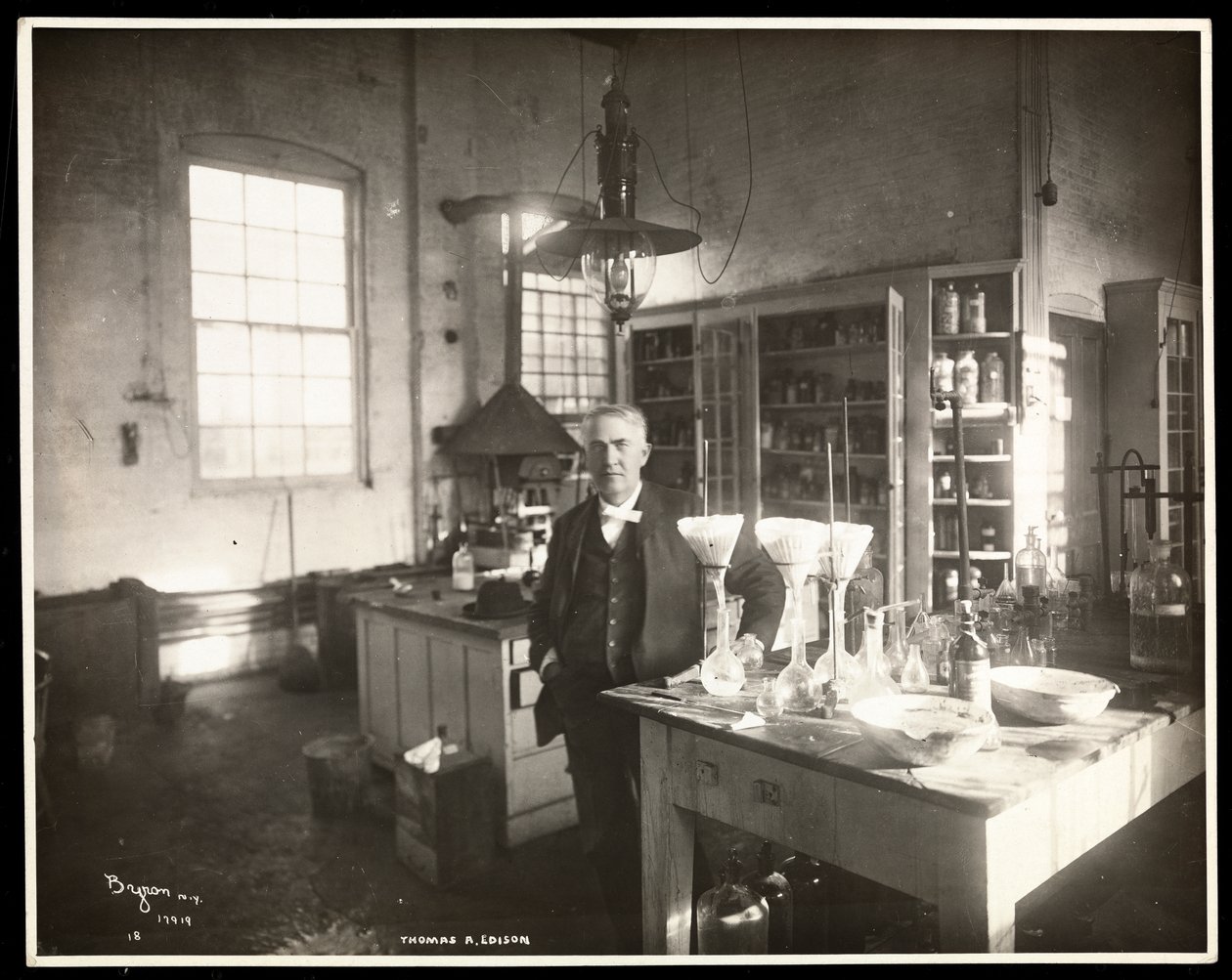 Thomas Edison ve své laboratoři, 1920 (stříbrný želatinový tisk) od Byron Company