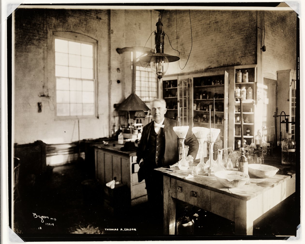 Thomas Edison ve své laboratoři, 1920 (stříbrný želatinový tisk) od Byron Company