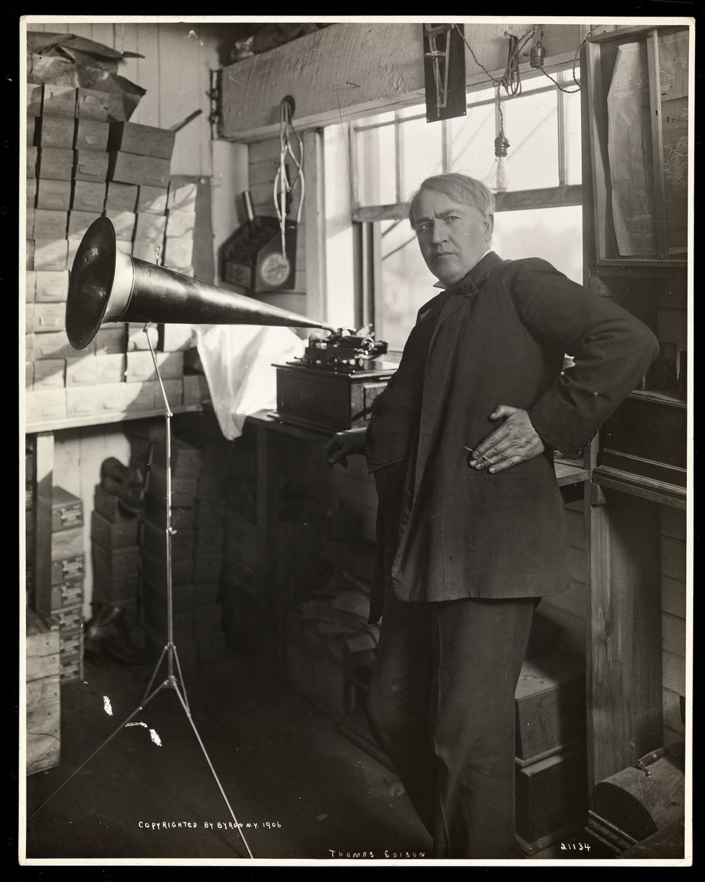 Thomas Edison stojící vedle fonografu ve své laboratoři, 1920 (stříbrný želatinový tisk) od Byron Company