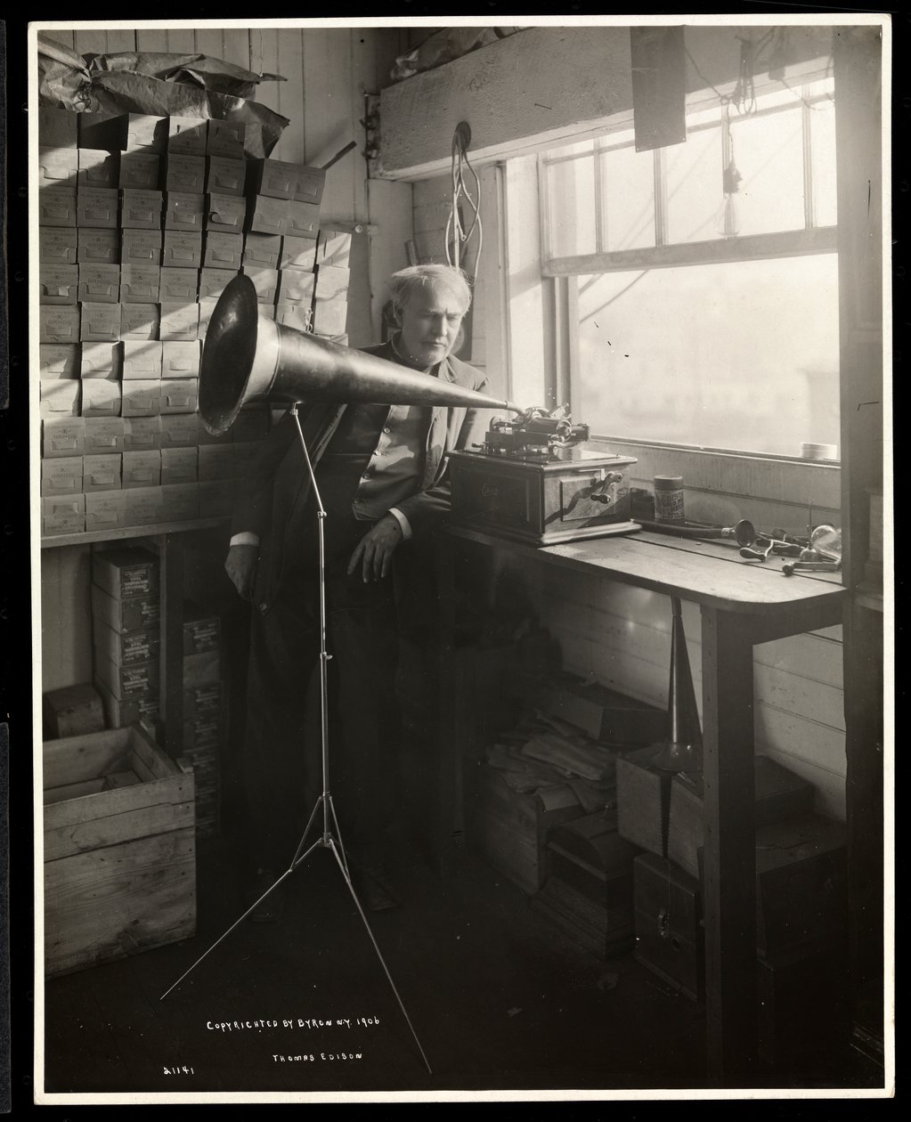 Thomas Edison stojící vedle fonografu ve své laboratoři, 1920 (stříbrný želatinový tisk) od Byron Company