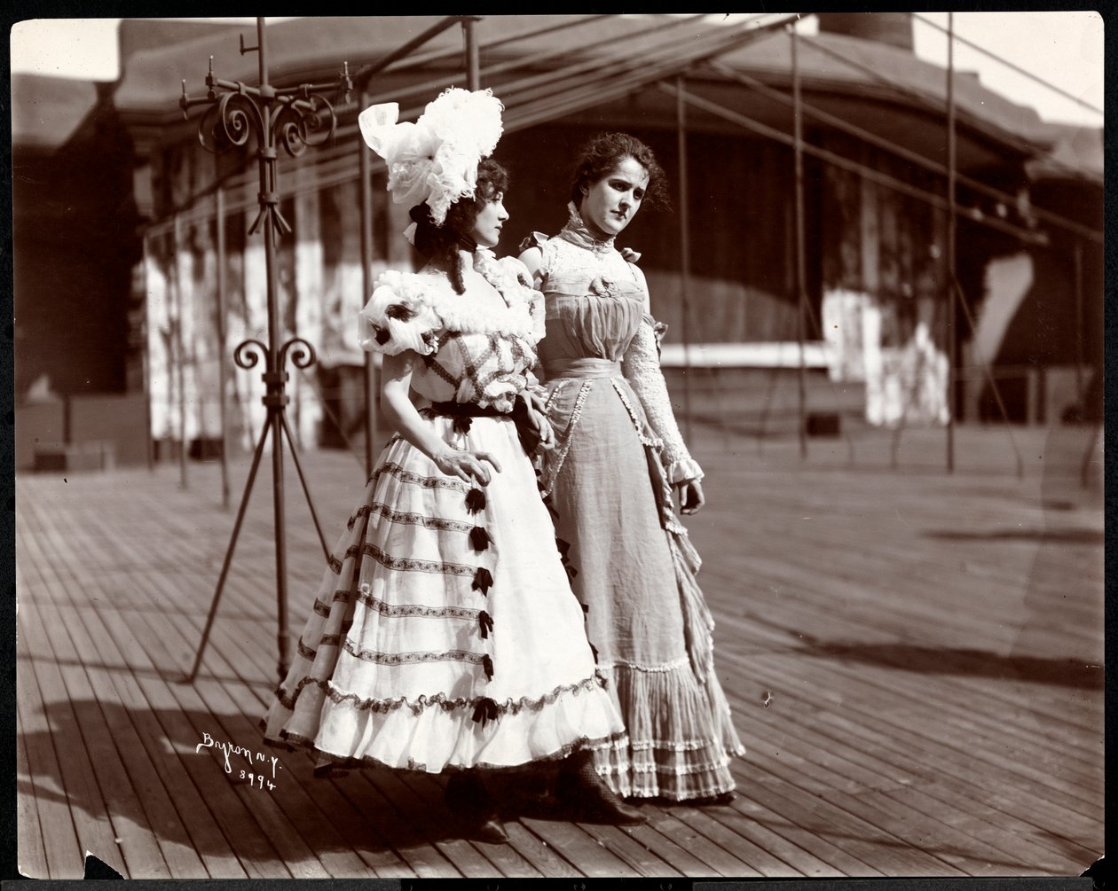 Dvě herečky v kostýmních zkouškách na střeše toho, co je pravděpodobně New York Theatre, New York, 1900 (stříbrný želatinový tisk) od Byron Company