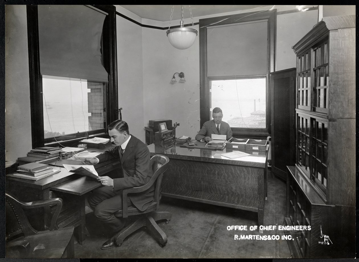 Dva muži v kanceláři hlavních inženýrů společnosti R. Martens und Co. Inc, New York, 1916 nebo 1917 (stříbrný želatinový tisk) od Byron Company