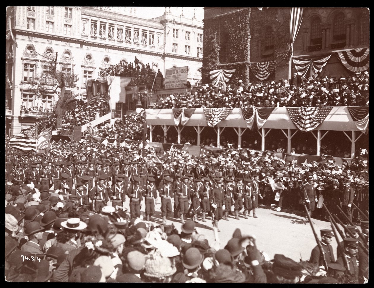 Pohled shora na dav a pochodující vojenskou skupinu v Dewey Parade na Fifth Avenue, New York, 1899 (stříbrný želatinový tisk) od Byron Company