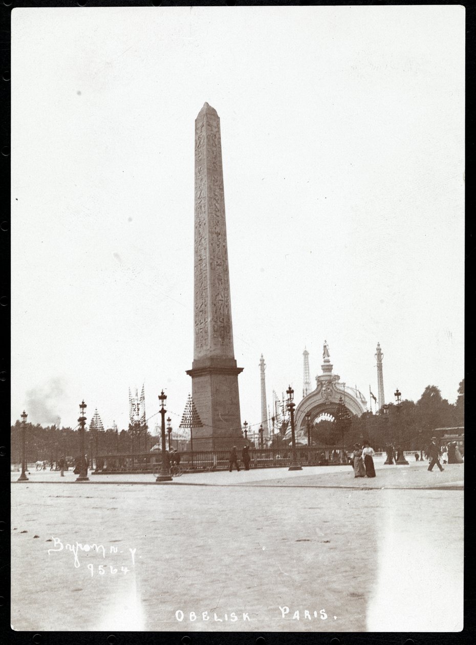Pohled na Kleopatřinu jehlu, Paříž, 1900 (stříbrný želatinový potisk) od Byron Company
