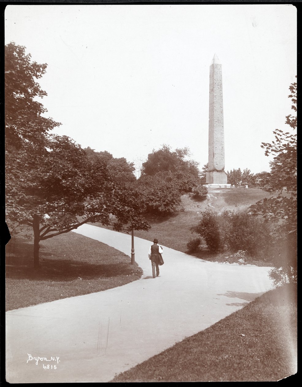 Pohled na Kleopatřinu jehlu v Central Parku, New York, 1899 (stříbrný želatinový tisk) od Byron Company