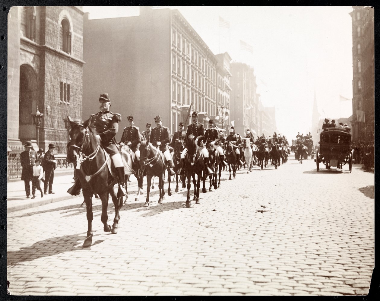 Pohled na generála McAlpina a Johna Jacoba Astora, kteří vedou na koni průvod guvernérova štábu na 5. Avenue, New York, 1909 (potisk stříbrnou želatinou) od Byron Company