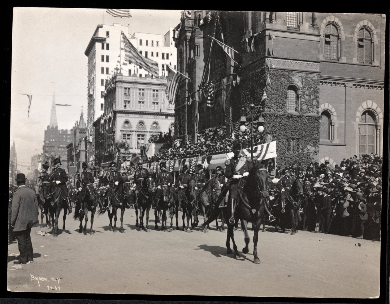 Pohled na generála Roea a guvernérův štáb na koni v Dewey Parade na Páté Avenue, New York, 1938 (stříbrný želatinový tisk) od Byron Company