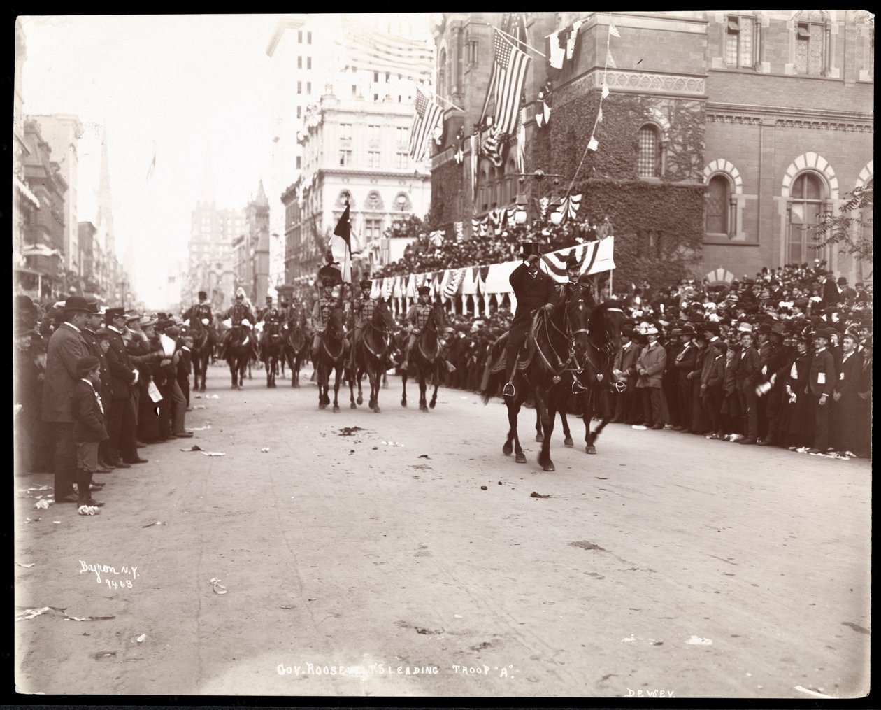 Pohled na guvernéra Theodora Roosevelta v čele oddílu A v Deweyho průvodu na Páté avenue, New York, 1899 (stříbrný želatinový tisk) od Byron Company