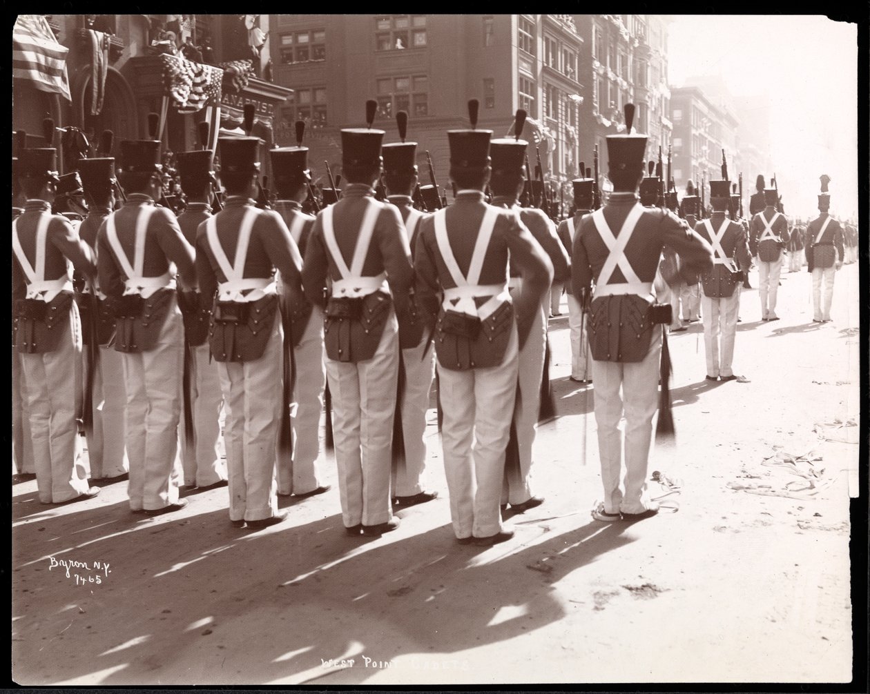 Pohled na kadety West Point v Dewey Parade na Páté Avenue, New York, 1899 (stříbrný želatinový tisk) od Byron Company