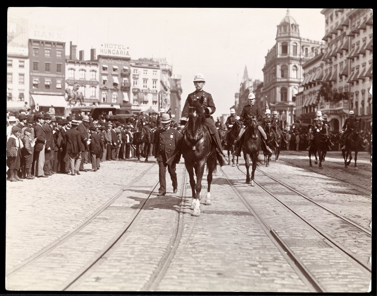 Pohled na newyorskou policejní přehlídku na Union Square, New York, 1898 (stříbrný želatinový tisk) od Byron Company