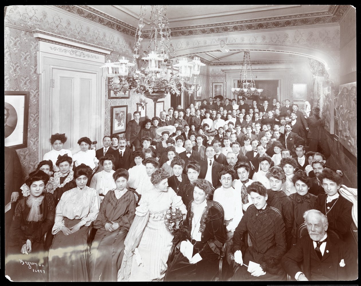 Pohled na dav v místnosti Lidového institutu, New York, 1904 (stříbrný želatinový tisk) od Byron Company