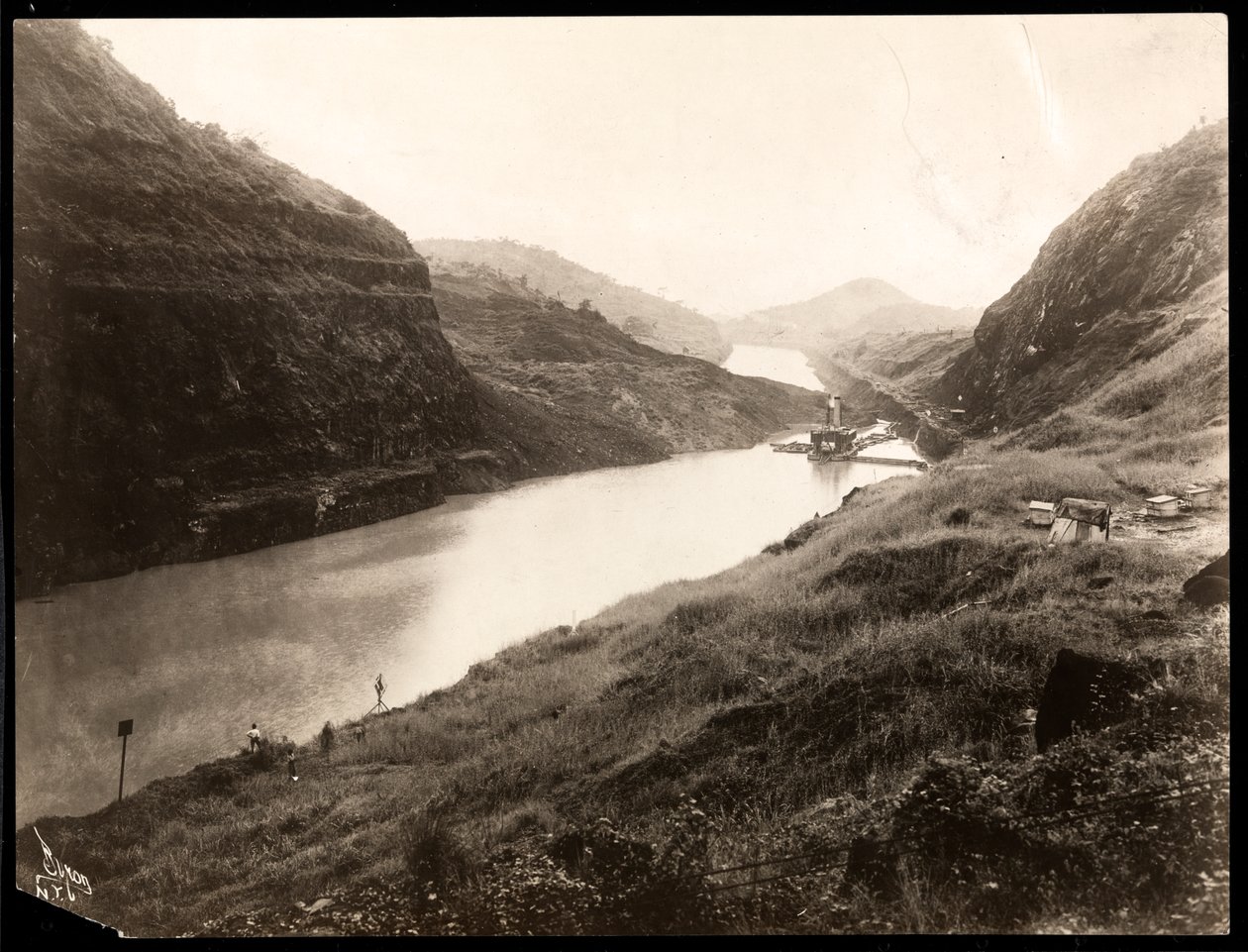 Pohled na čerstvě vykopanou část Panamského průplavu během stavby, 1912 nebo 1913 (stříbrný želatinový tisk) od Byron Company