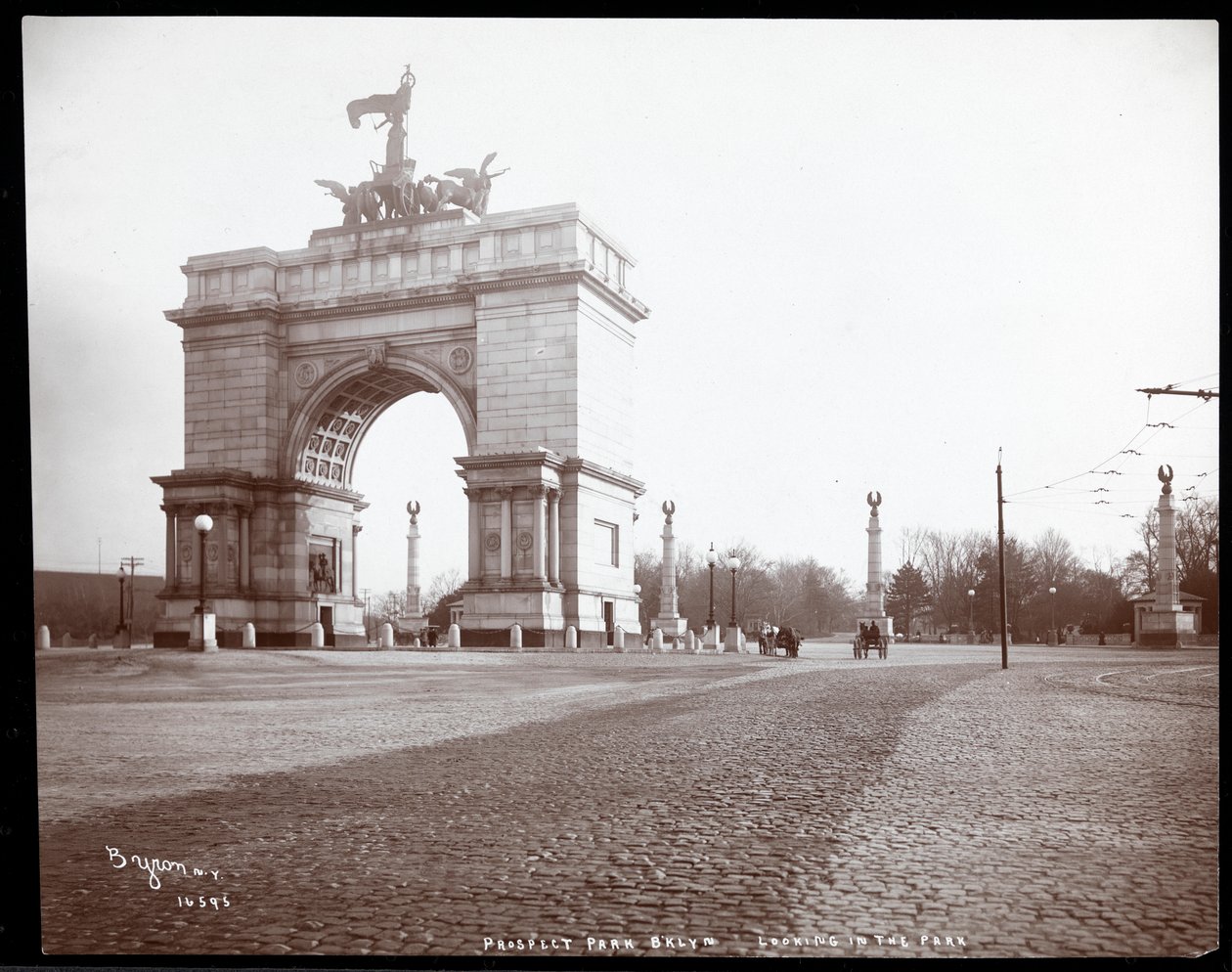 Pohled na kočár tažený koňmi u vchodu do Prospect Park, Brooklyn, 1903 (stříbrný želatinový tisk) od Byron Company