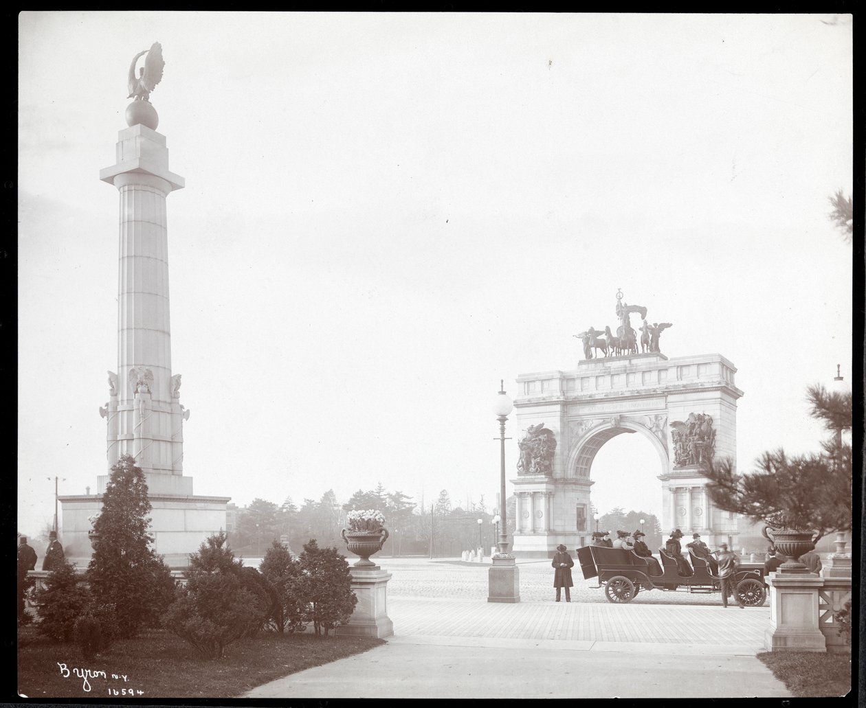Pohled na kočár tažený koňmi u vchodu do Prospect Park, Brooklyn, 1903 (stříbrný želatinový tisk) od Byron Company