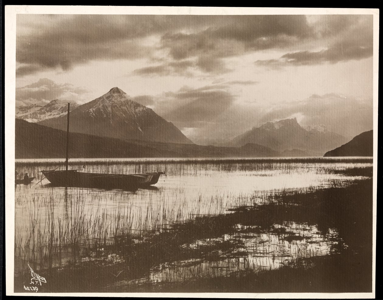 Pohled na jezero a loď při stavbě Panamského průplavu, 1912 nebo 1913 (stříbrný želatinový tisk) od Byron Company