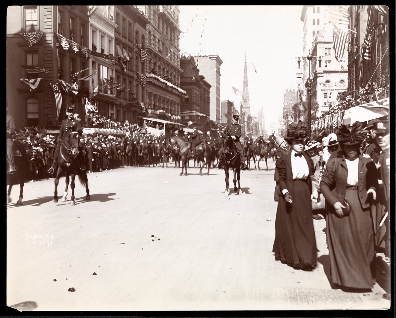 Pohled na jízdní vojenskou skupinu v Dewey Parade na Páté Avenue, New York, 1899 (stříbrný želatinový tisk) od Byron Company