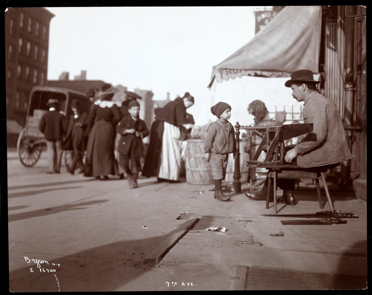 Pohled na podomního prodejce na 7. avenue, New York, 1903 (stříbrný želatinový tisk) od Byron Company