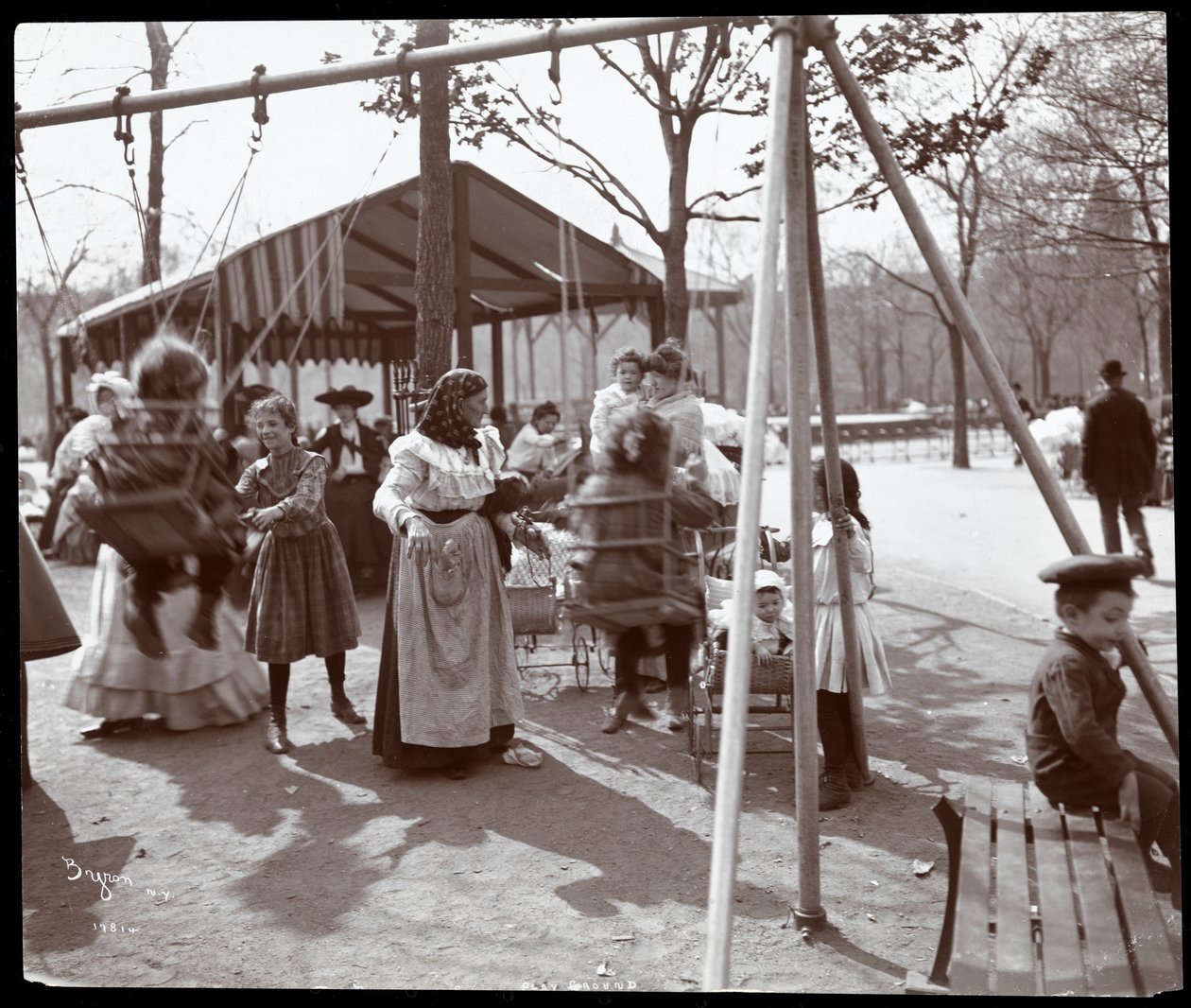 Pohled na ženu tlačící děti na houpačkách v parku Tompkins Square v Den stromů, New York, 1904 (stříbrný želatinový tisk) od Byron Company