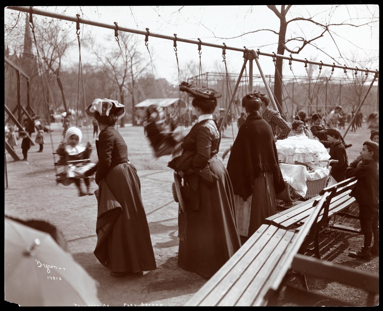 Pohled na ženu, která tlačí děti na houpačkách v Tompkins Square Park, na Arbor Day, New York, 1904 (stříbrný želatinový tisk) od Byron Company