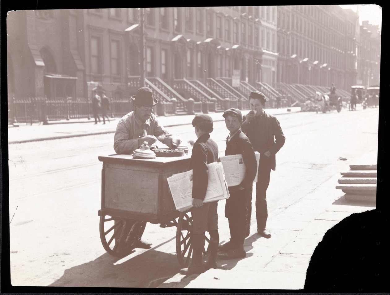 Pohled na prodavače zmrzliny na ulici se třemi novináři kupujícími zmrzlinu, New York, kolem roku 1901 (potisk stříbrnou želatinou) od Byron Company