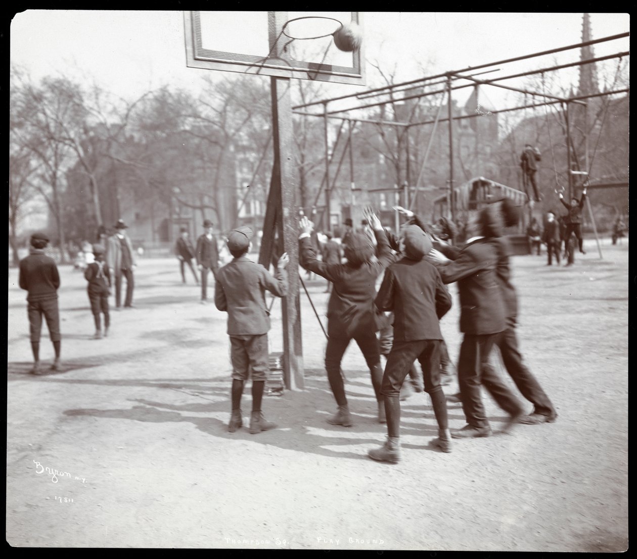 Pohled na chlapce hrající basketbal na hřišti v Tompkins Square Park na Arbor Day, New York, 1904 (stříbrný želatinový tisk) od Byron Company