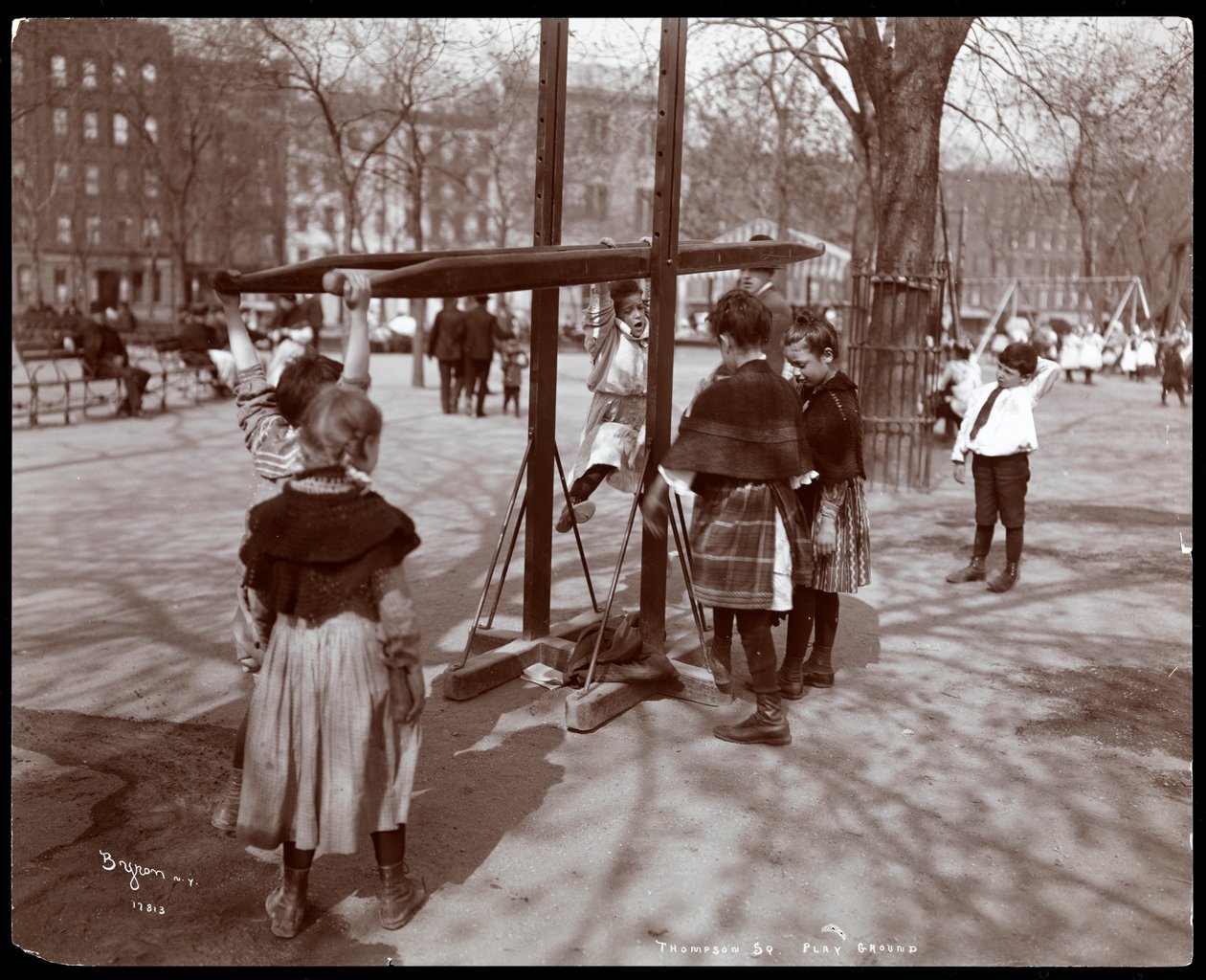 Pohled na děti hrající si na vybavení hřiště v Tompkins Square Park, na Arbor Day, New York, 1904 (potisk stříbrné želatiny) od Byron Company