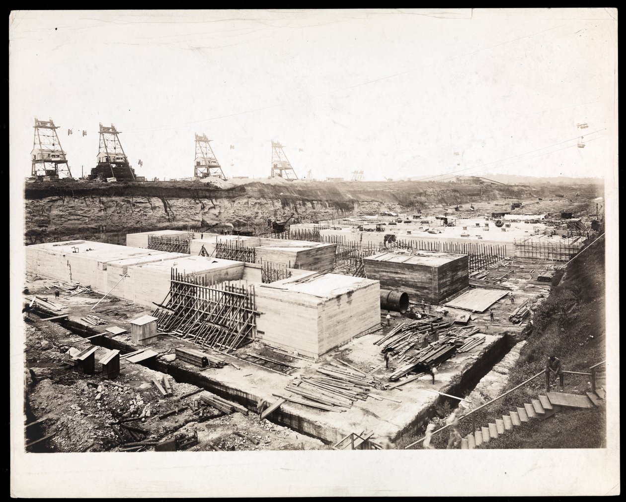 Pohled na stavbu Panamského průplavu s betonovými formami a viditelnými výkopy, 1912 nebo 1913 (stříbrný želatinový tisk) od Byron Company