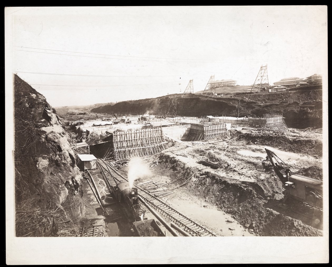 Pohled na stavbu Panamského průplavu s viditelnými betonovými formami, vlaky, kopacími stroji a vykopávkami, 1912 nebo 1913 (stříbrný želatinový tisk) od Byron Company