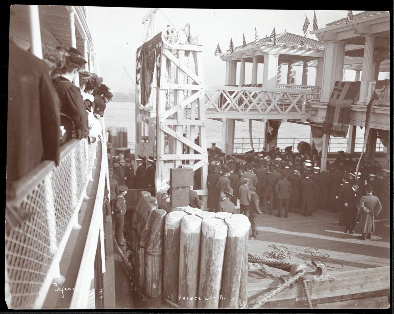 Pohled na davy na C.W. Morse a na dok na 42. ulici na řece Hudson při návštěvě prince Louise z Battenbergu, 1905 (stříbrný želatinový tisk) od Byron Company